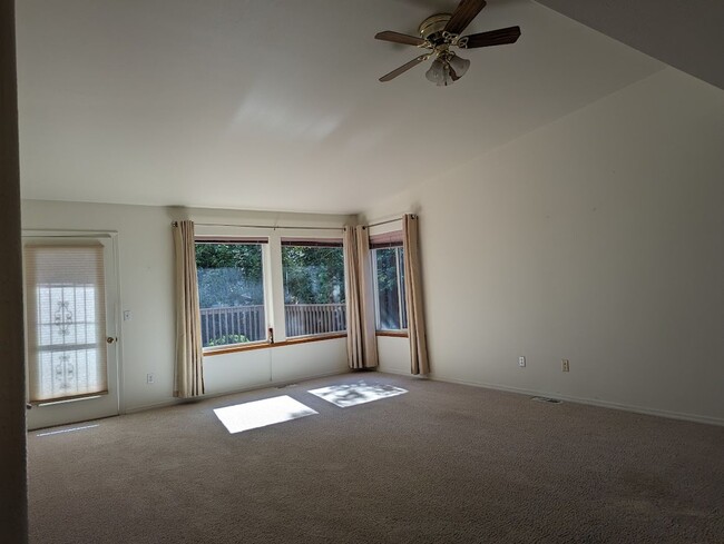 Building Photo - Updated 2 bedroom condo near North 40