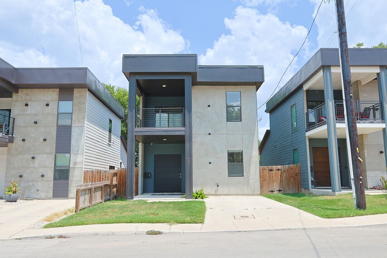 Primary Photo - Modern 3-Bedroom Home in Denver Heights, D...