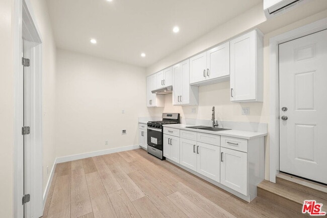 Building Photo - 212 S Reeves Dr