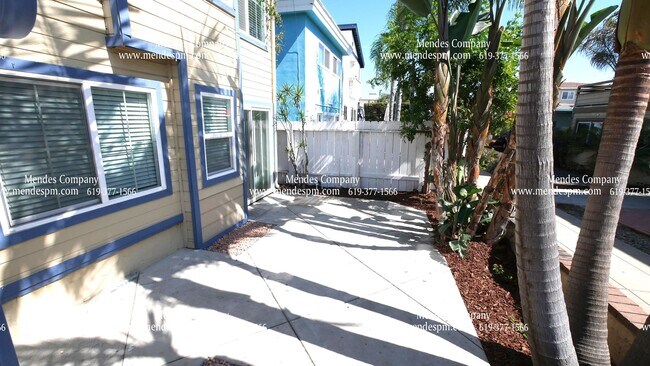 Foto del edificio - Beautiful 3 bd/2 bth Townhome just steps f...