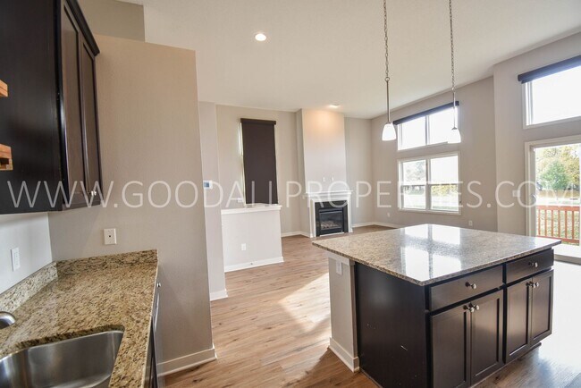 Building Photo - 3 Bedroom 2.5 Bath Townhome Near Jordan Creek