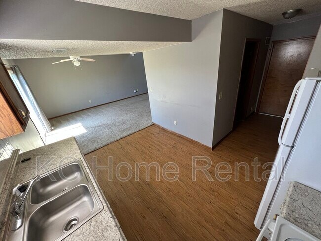 Foto del edificio - 825 Spring Ct