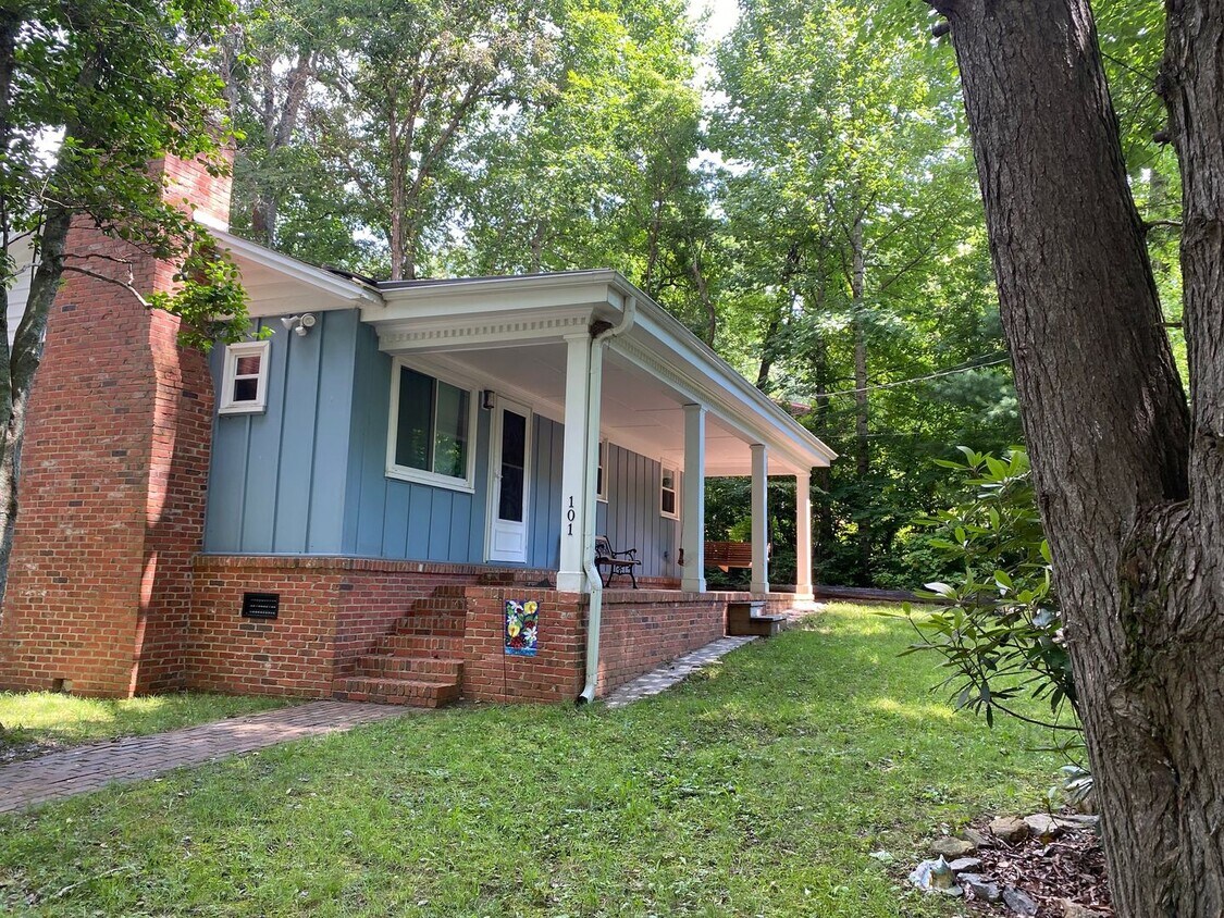 Foto principal - Black Mountain - Wooded lot, One-Level hom...
