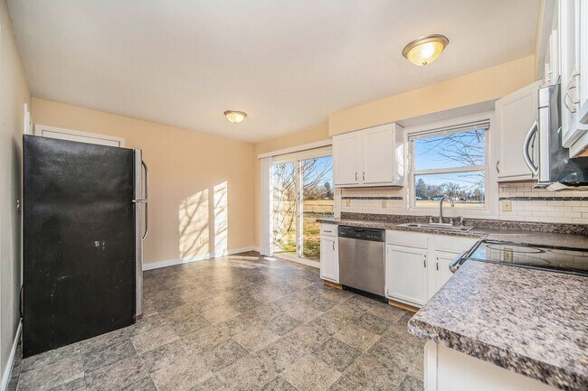 Building Photo - Modern 3BR Duplex – Just $1450! Security Deposit Alternative Available!