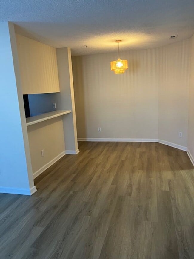 Building Photo - 721-D