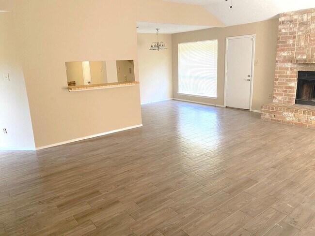 Building Photo - 16622 Maplemont Dr