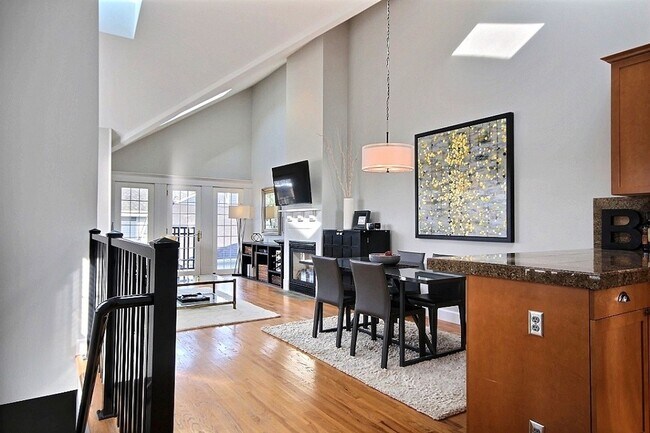 Foto del edificio - Corner lot Townhome -Incredible find in north Capitol Hill!