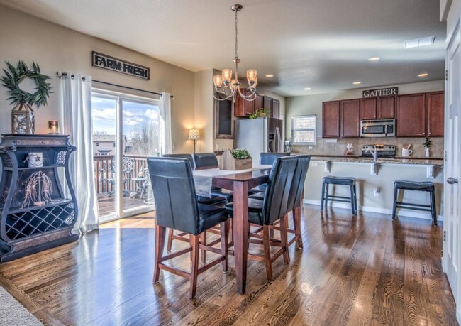 Building Photo - Super Spacious & Stylish 4BD/3.5BA Home wi...