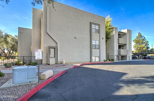 Foto del edificio - 8020 Thomas Rd