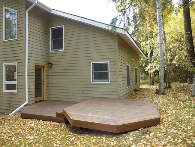 Building Photo - Fabulous 4 bedroom/ 2 bath home with Lake ...