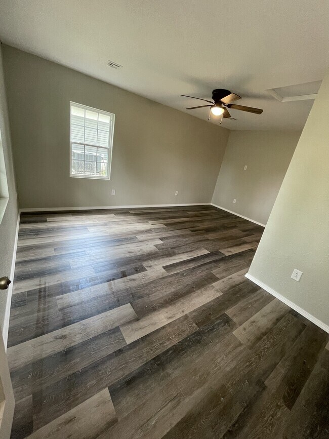 Building Photo - 521 S McConnell