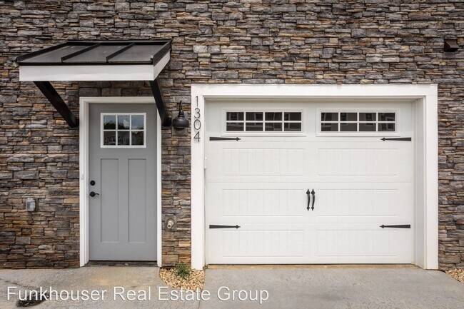 Building Photo - 3 br, 3.5 bath House - 1330 Palomino Trail