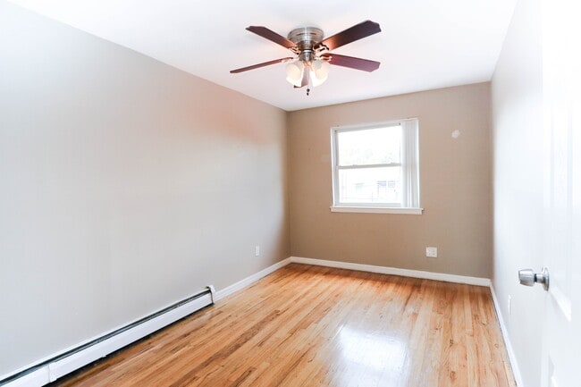 Building Photo - Large 2BR w/Dining & Parking Included