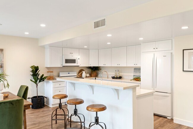Foto del edificio - AVAILABLE JUNE~ PRISTINE LUXURY BEACH CONDO! 4BD/4BA - 1 Block to the Beach! FOR $7,895.00/mo!