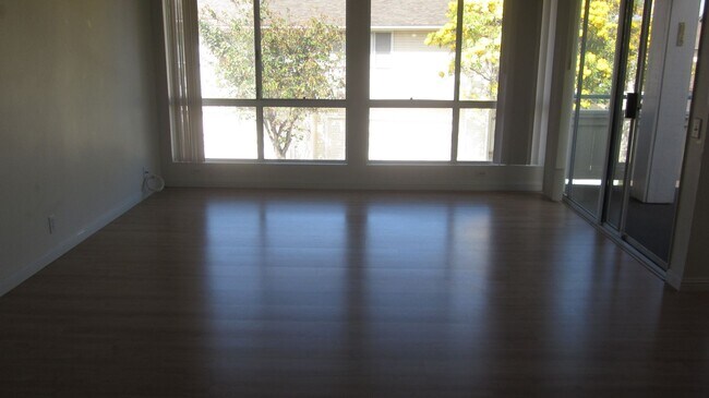 Foto del edificio - SPACIOUS 2 BED/2BA/2PARKING TOWNHOUSE IN A...