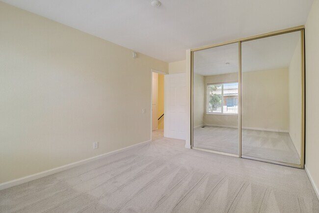 Building Photo - 5024 Bridgepointe Plz