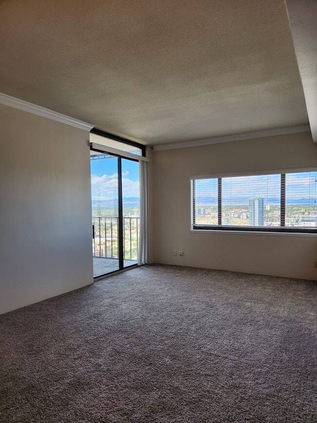 Foto del edificio - Condo in the heart of Downtown with Views! Parking Space!