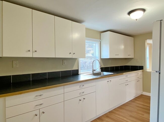 Building Photo - Updated 2 Bedroom