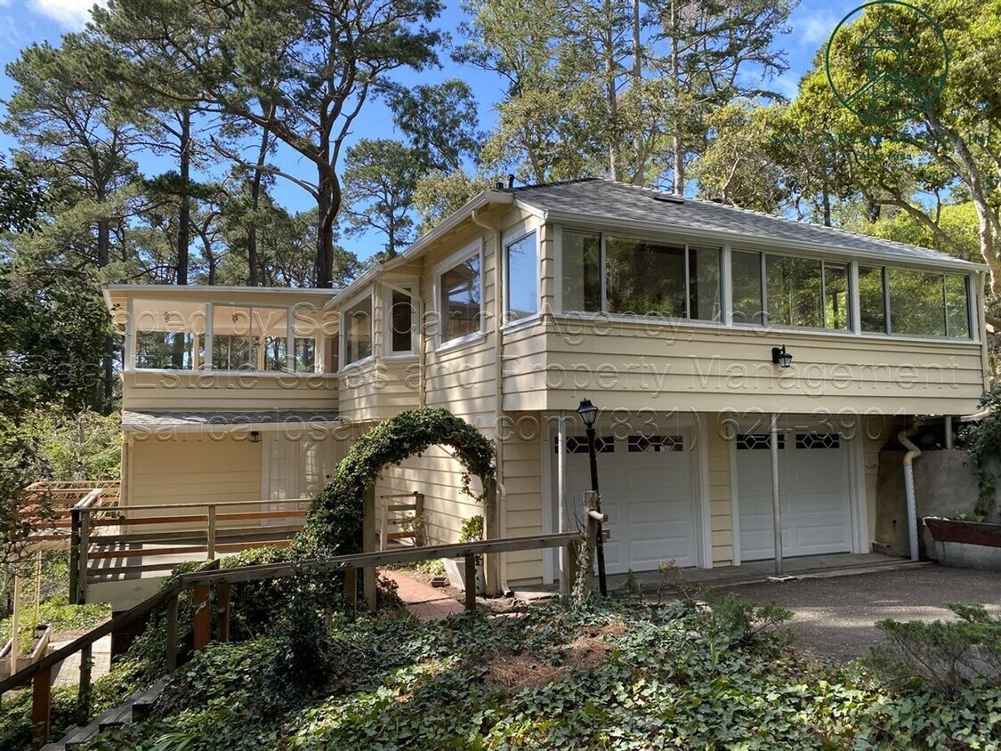 Foto principal - Private and Updated Three Bedroom Carmel H...