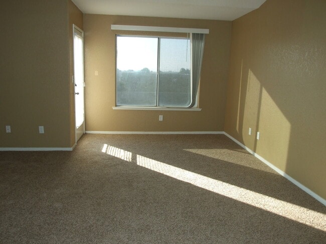 Building Photo - This beautiful 2-story, 5 bed / 3 bath hom...