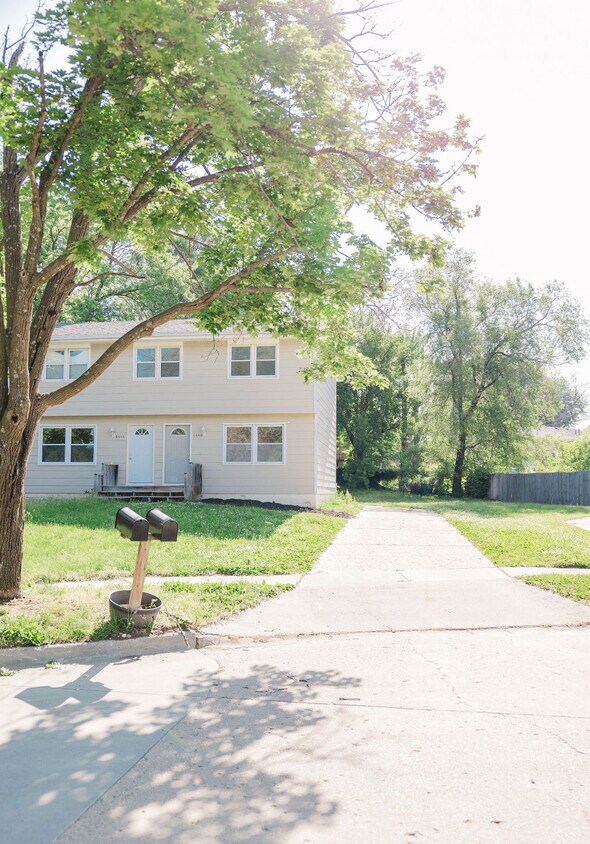 Primary Photo - 4446 Park Lawn Dr