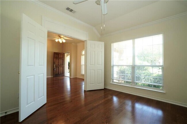 Foto del edificio - 1305 Canterbury Ct