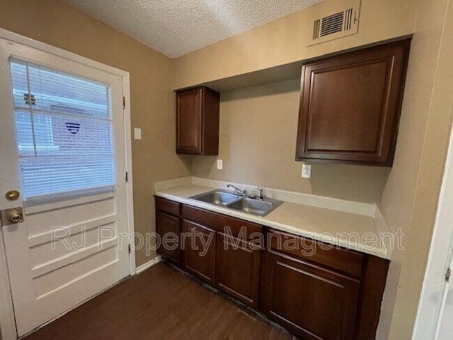 Foto del edificio - 3432 Powell Ave