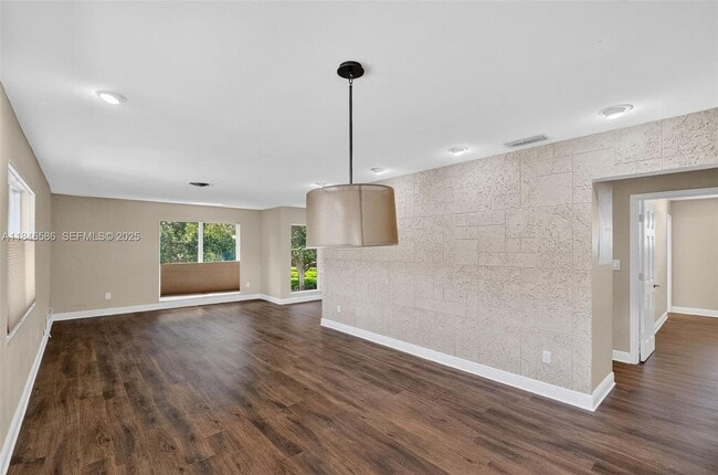 Building Photo - 539 Menendez Ave