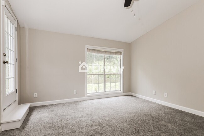 Foto del edificio - 215 Chesterfield Ct