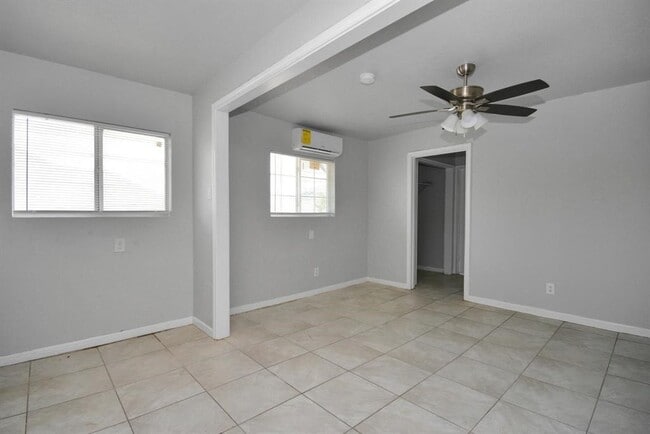 Foto del edificio - 8127 Colonial Ln