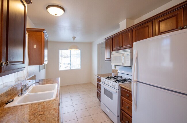 Building Photo - Beautiful 2 bedroom in 55+ Community-GREAT...