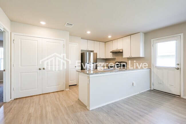 Foto del edificio - 6419 Pickaxe Way