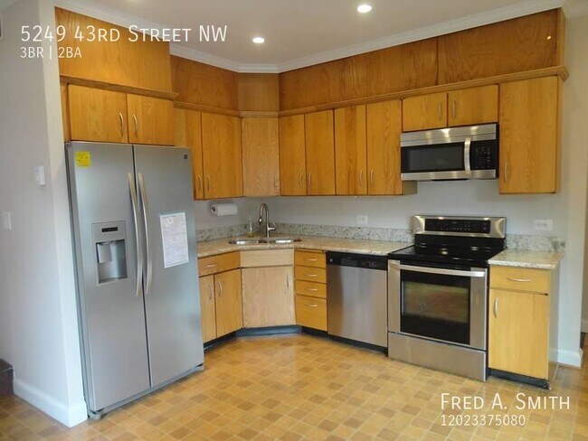 Building Photo - Three Bedroom Town Home with Finished Base...