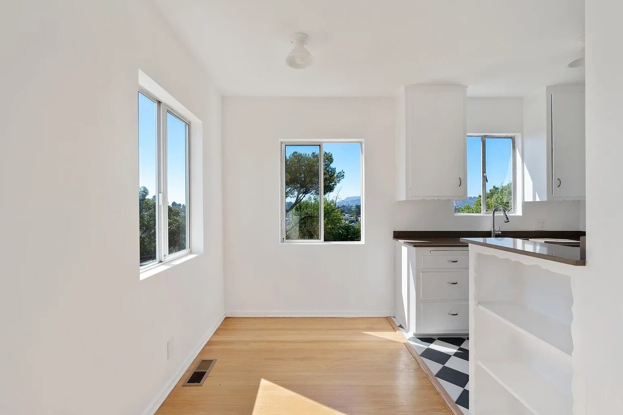 Foto principal - 2001 N Alvarado St