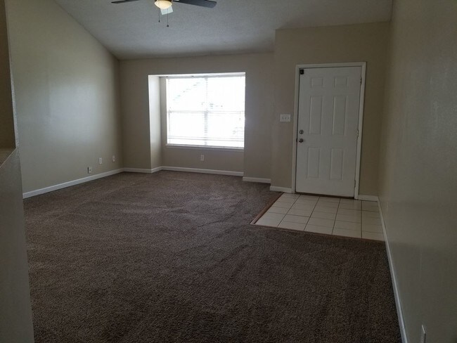 Building Photo - Lovely 3 Bedroom Home in Willow Bend