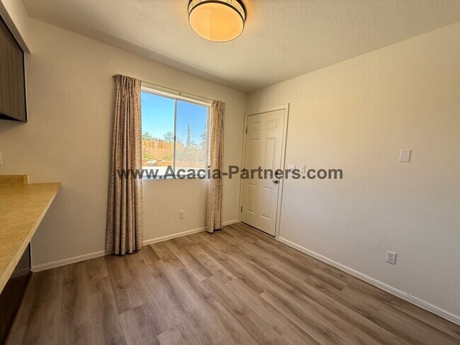 Building Photo - Three Bedroom Multi Level Home