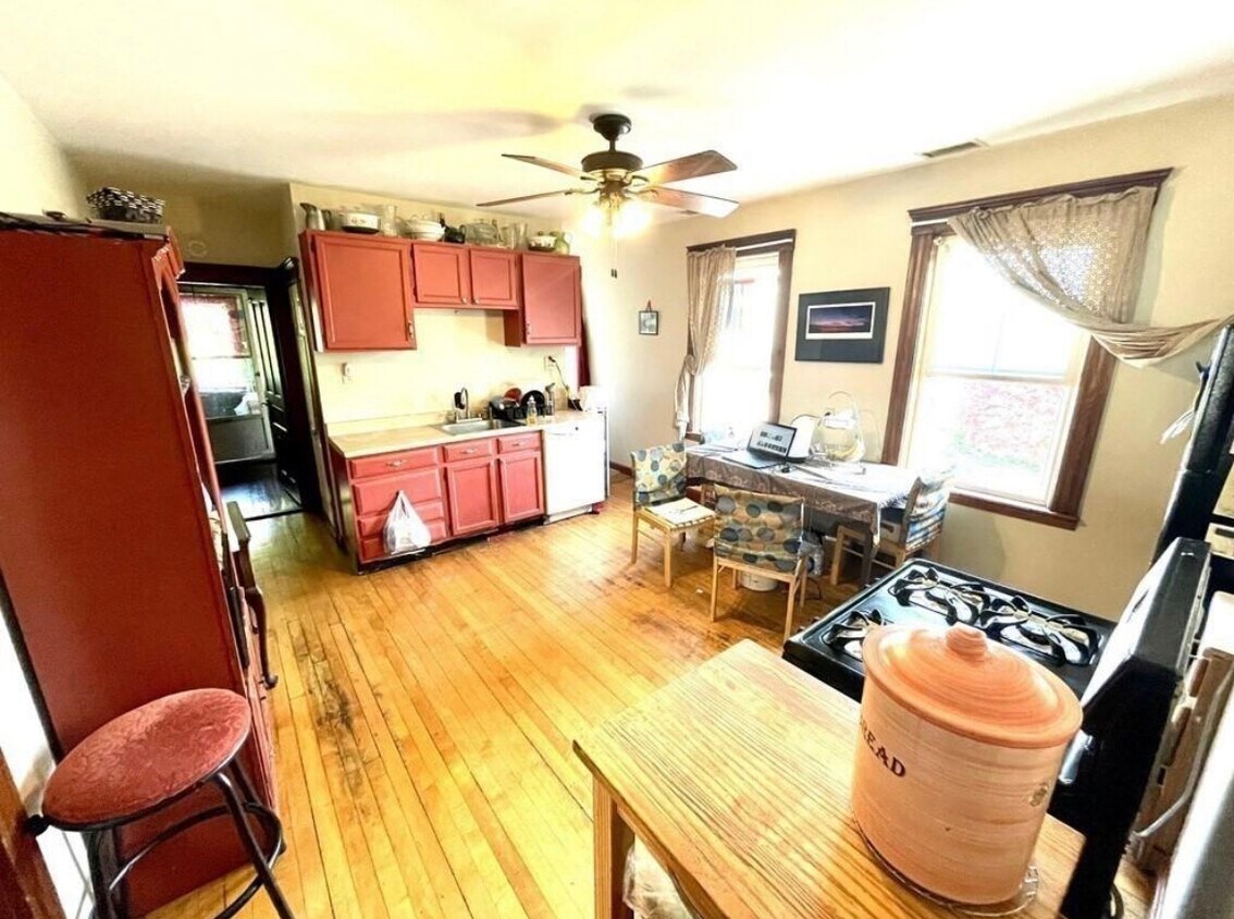 Primary Photo - 41 Barber Ave