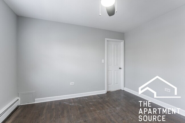 Building Photo - 1327 W Sherwin Ave