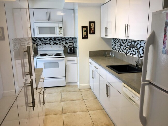 Foto del edificio - 301 Golden Isles Dr