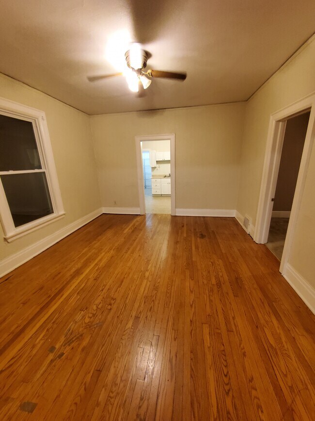 Building Photo - Charming 3BED/1BATH Riverwest Upper Unit