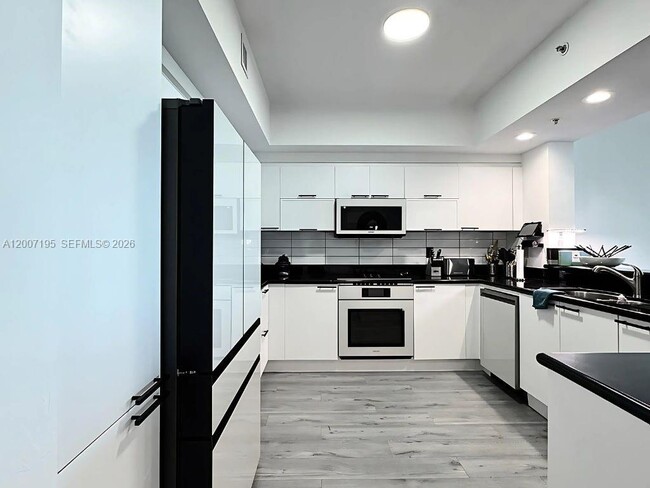 Foto del edificio - 14951 Royal Oaks Ln