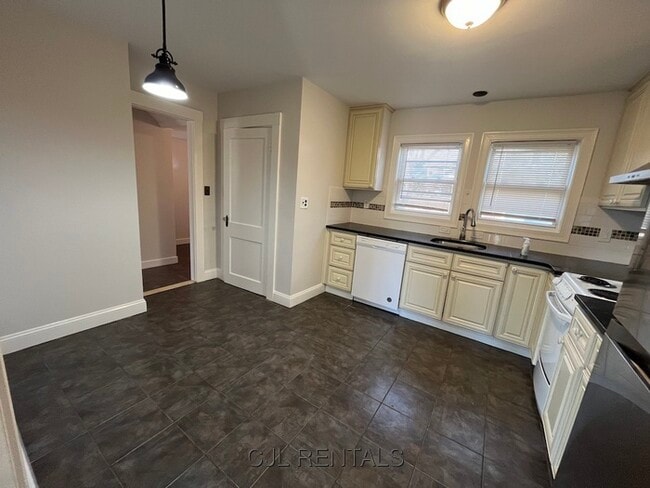 Photo - 30 Stearns Rd Apartment