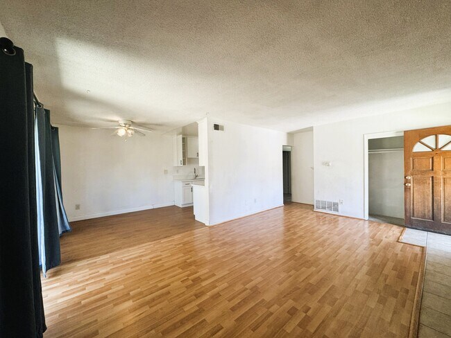 Foto del edificio - 2031 E Almont Ave