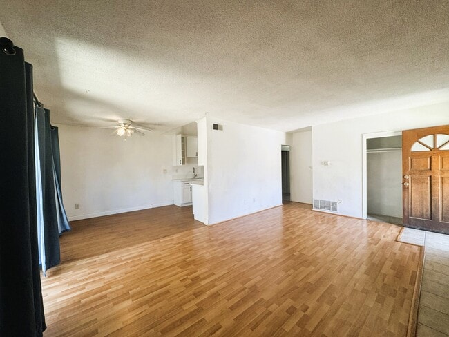 Building Photo - 2031 E Almont Ave