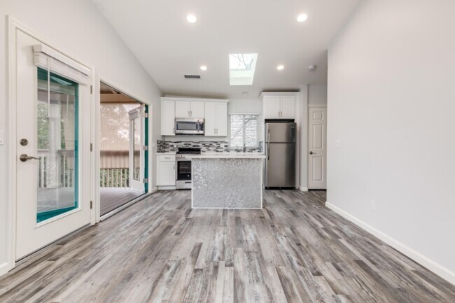 Building Photo - 8728 Chevy Chase Dr