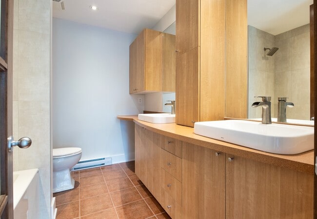 Main bathroom - 115 Rue Saint-Augustin