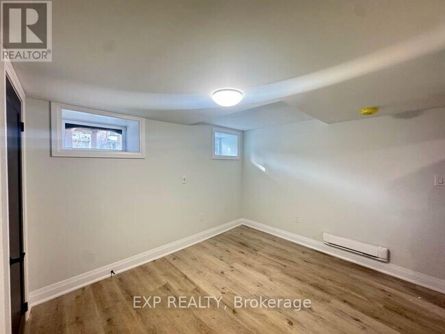 Building Photo - 952 Main St E