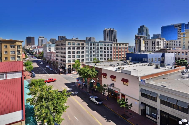 Building Photo - Fantastic Penthouse Unit Downtown Marina D...