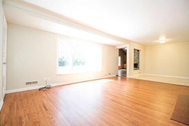 Building Photo - 1809 Sandringham Dr