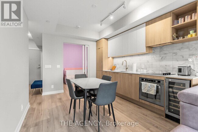 Photo du bâtiment - 2020 Bathurst St